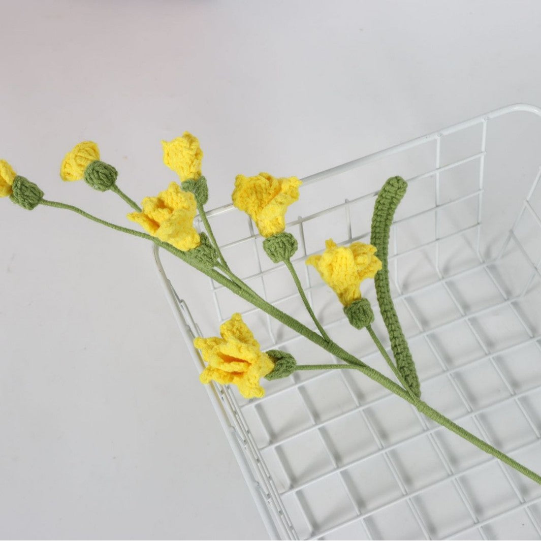 Giftwowo 1PC Freesia Flower Bouquet – Handmade Yarn Faux Flowers, Ready-to-Display Floral Arrangement for Living Room Décor, Perfect for New Year & Christmas Decorations