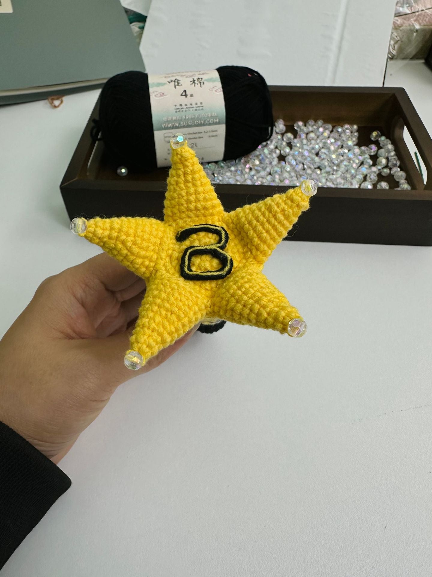 Giftwowo Handmade Crochet GD Small Daisy Yarn Brooch, Flower Bouquet Pom-Pom Ornament, Creative Support Stick Craft