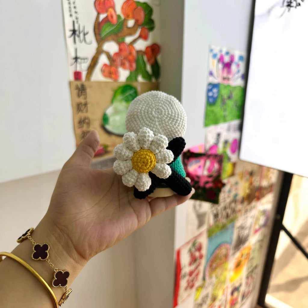 Giftwowo Handmade Yarn Crochet Chick Plush Doll with Tokyo Beret & Daisy – GD Character Inspired Figurine, Knitted Ornament Collectible