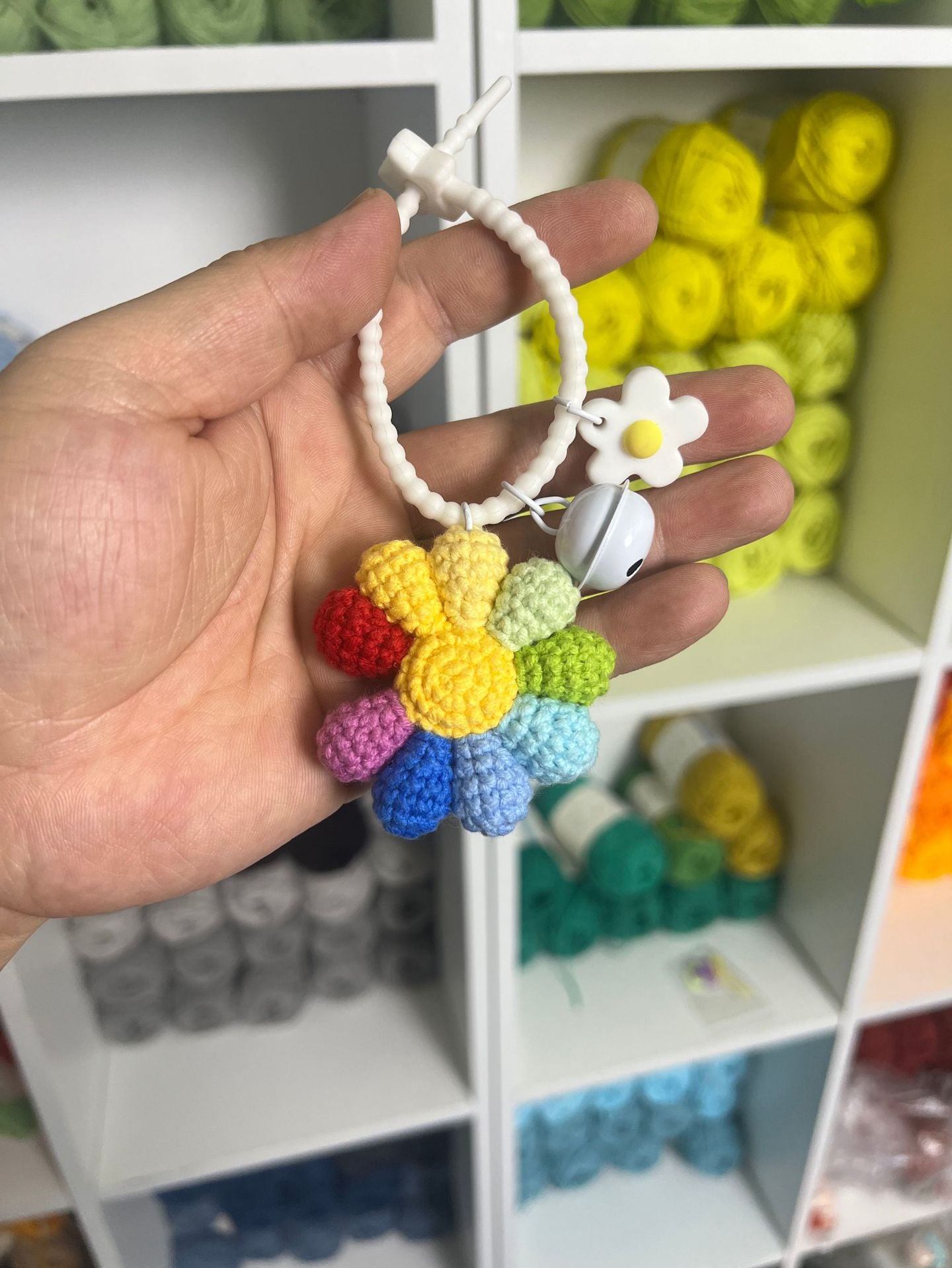 Giftwowo Handmade Crochet GD Small Daisy Yarn Brooch, Flower Bouquet Pom-Pom Ornament, Creative Support Stick Craft