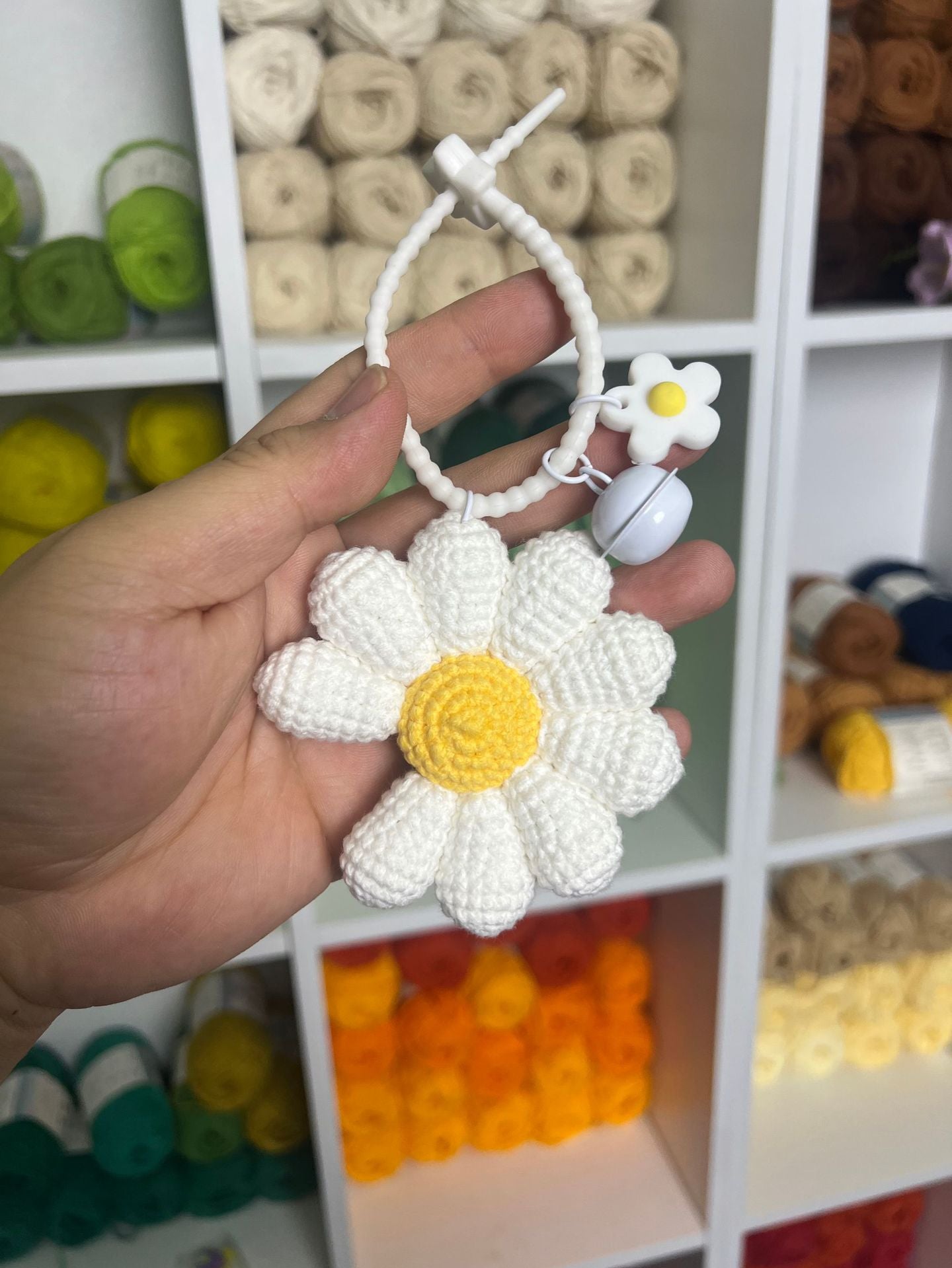 Giftwowo Handmade Crochet GD Small Daisy Yarn Brooch, Flower Bouquet Pom-Pom Ornament, Creative Support Stick Craft