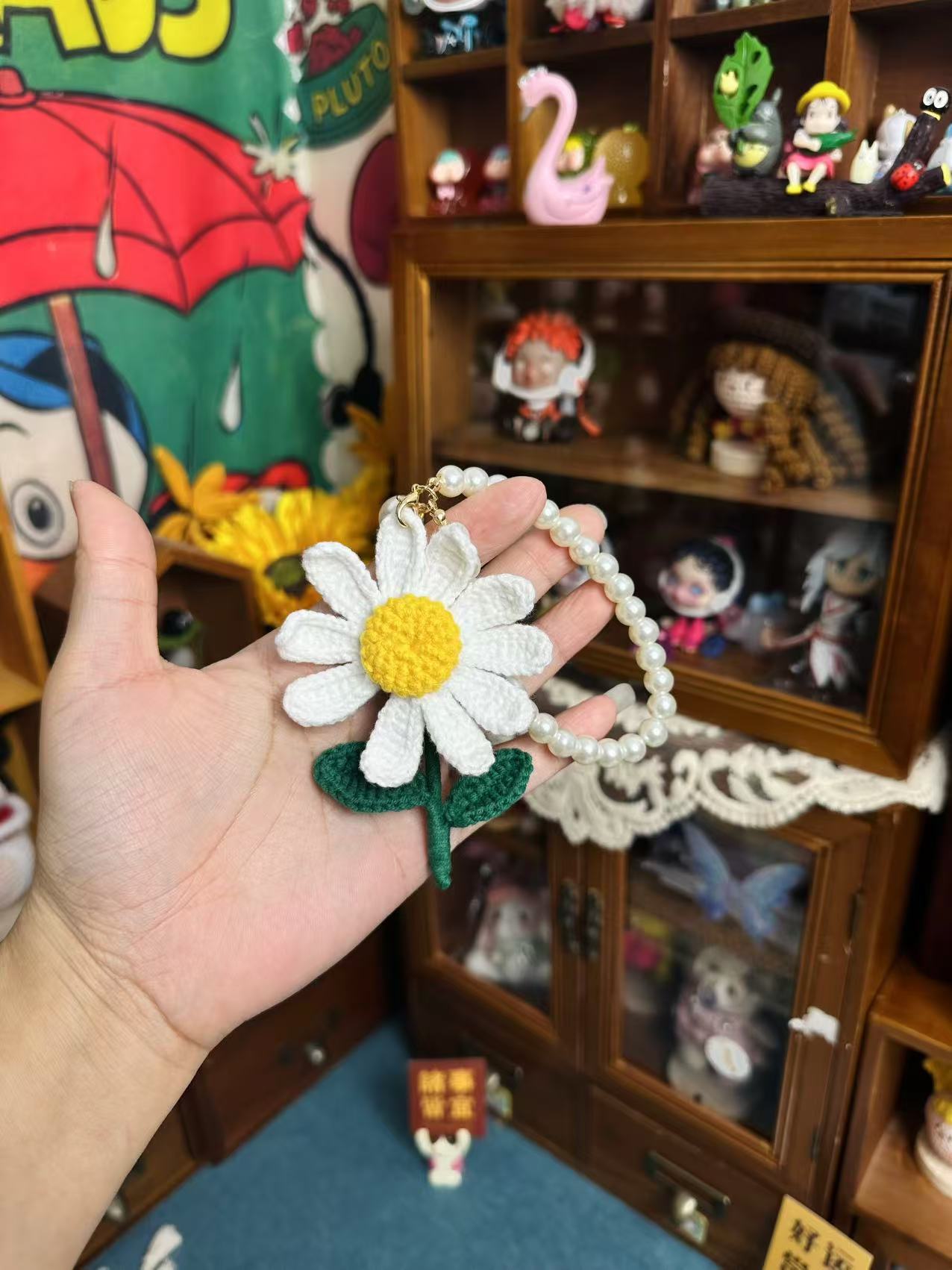 Giftwowo Handmade Crochet GD Small Daisy Yarn Brooch, Flower Bouquet Pom-Pom Ornament, Creative Support Stick Craft