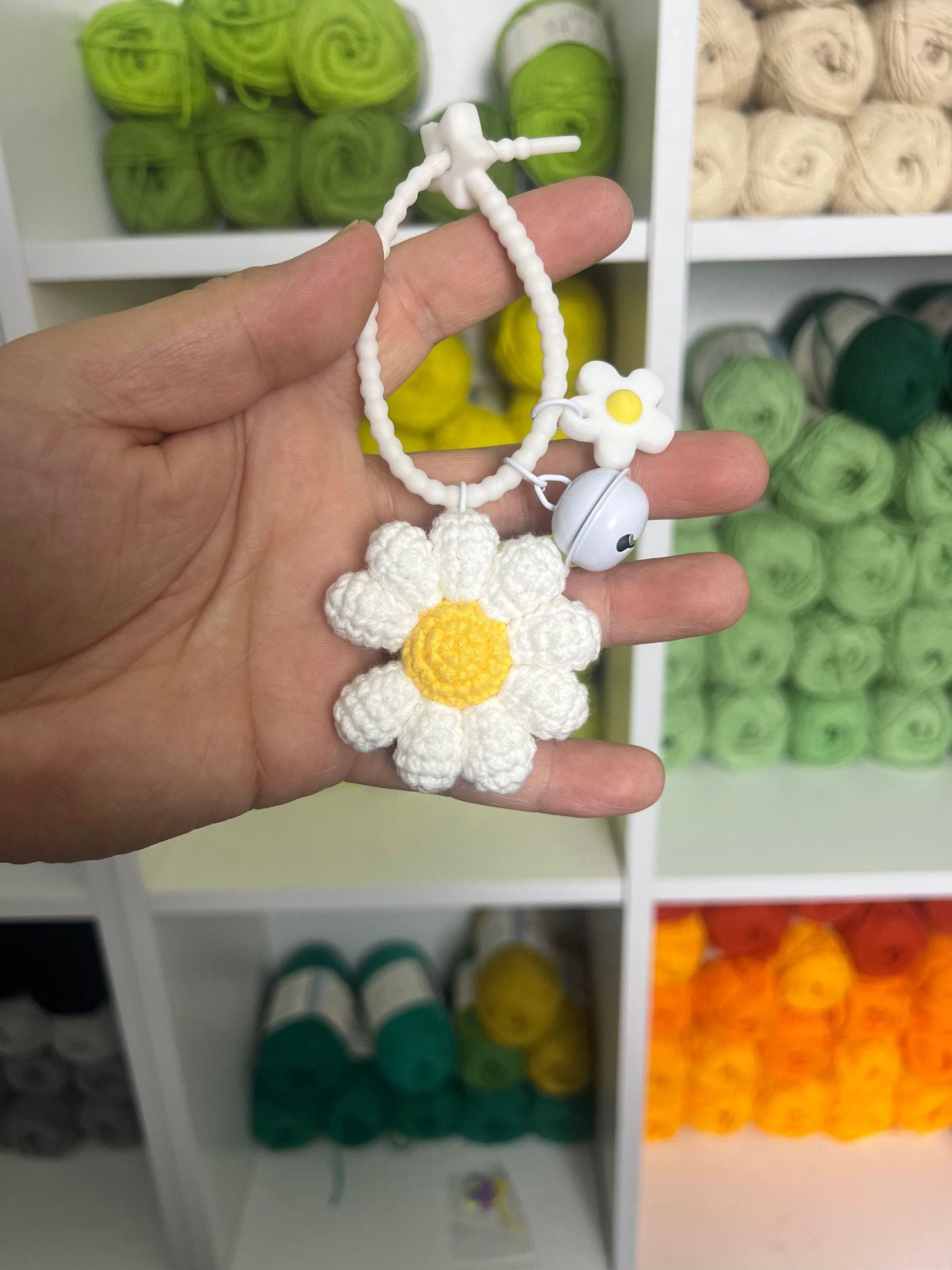 Giftwowo Handmade Crochet GD Small Daisy Yarn Brooch, Flower Bouquet Pom-Pom Ornament, Creative Support Stick Craft