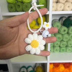 Giftwowo Handmade Crochet GD Small Daisy Yarn Brooch, Flower Bouquet Pom-Pom Ornament, Creative Support Stick Craft