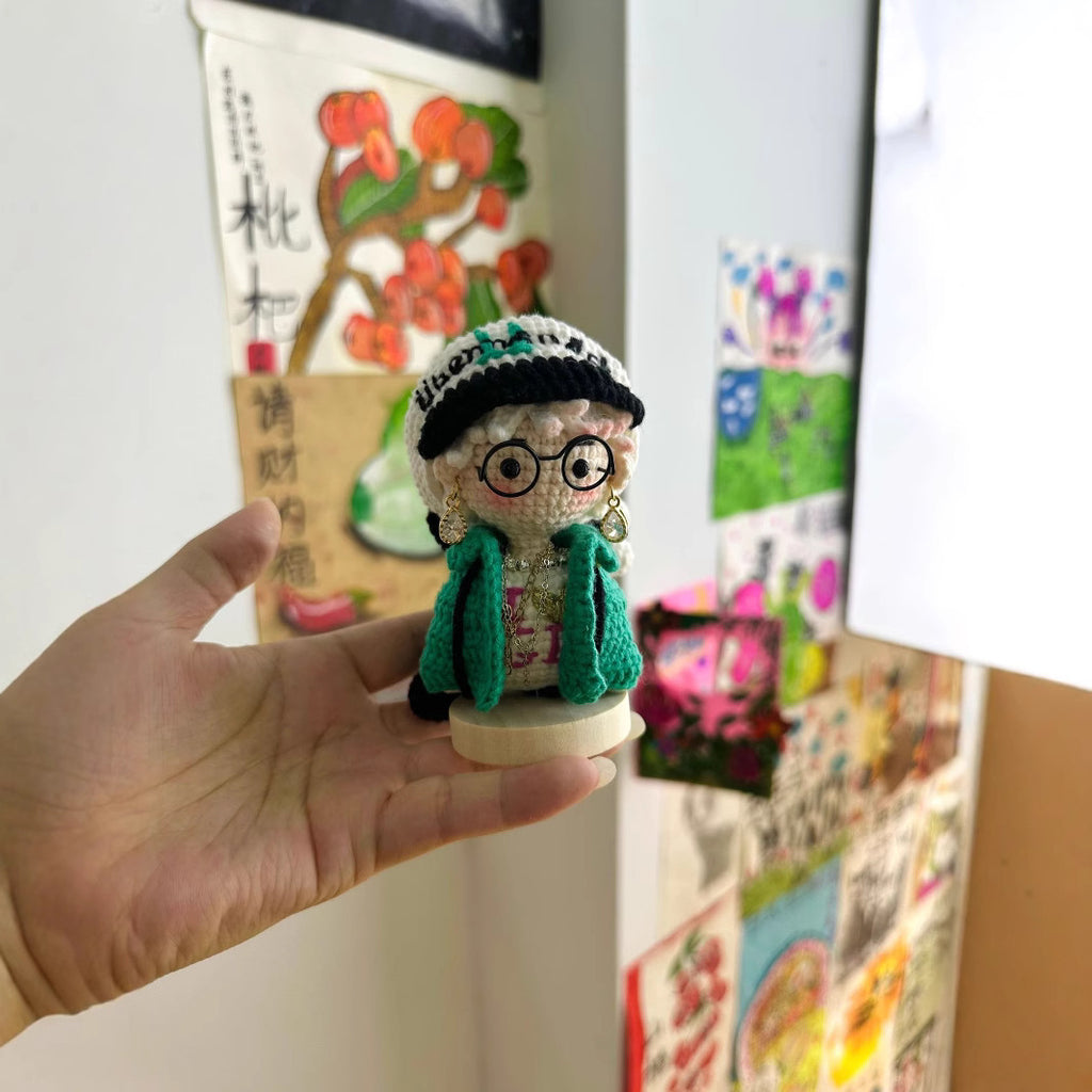 Giftwowo Handmade Yarn Crochet Chick Plush Doll with Tokyo Beret & Daisy – GD Character Inspired Figurine, Knitted Ornament Collectible