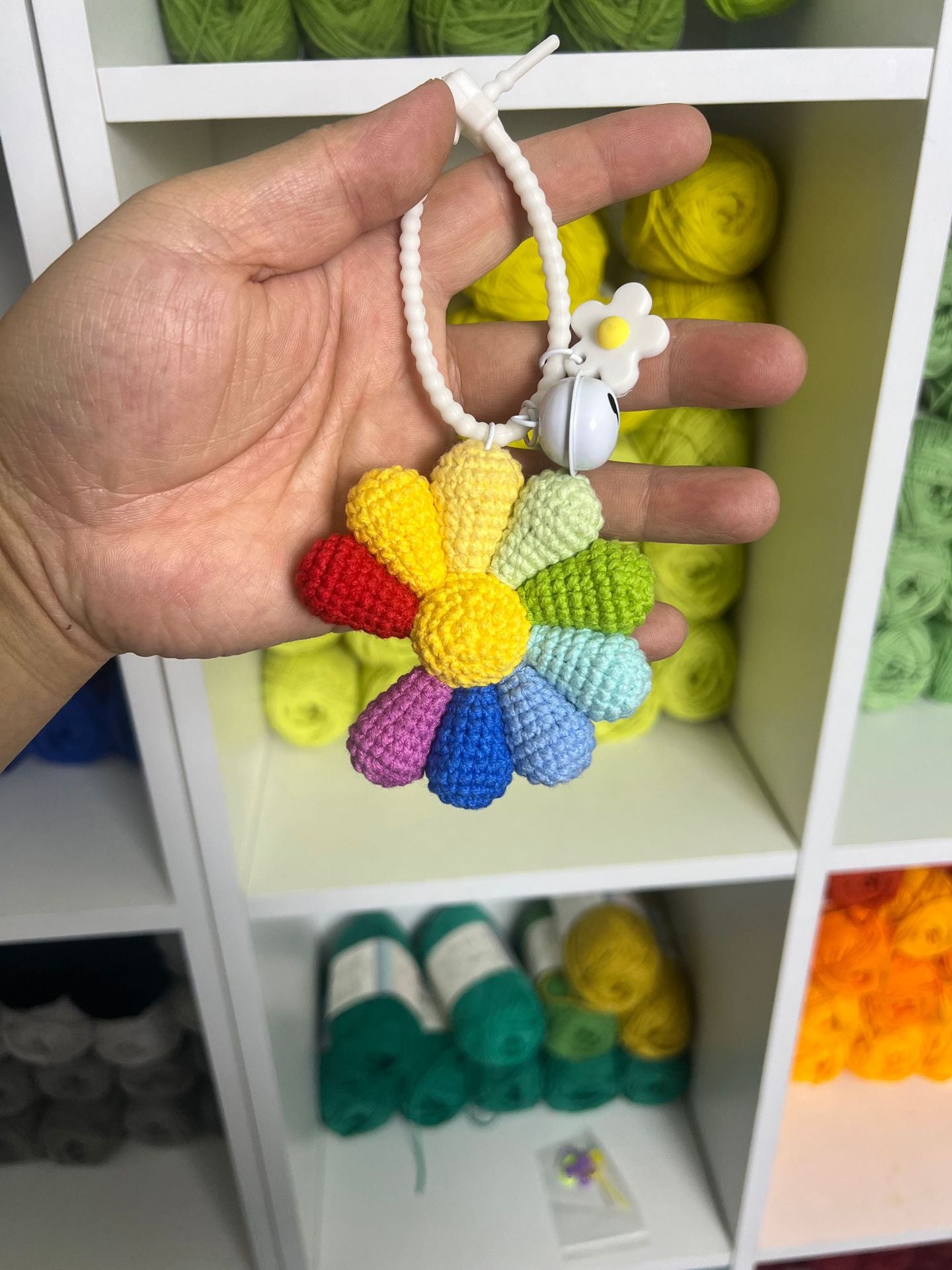 Giftwowo Handmade Crochet GD Small Daisy Yarn Brooch, Flower Bouquet Pom-Pom Ornament, Creative Support Stick Craft