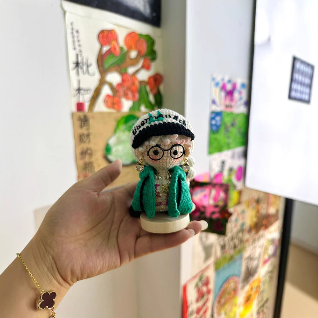 Giftwowo Handmade Yarn Crochet Chick Plush Doll with Tokyo Beret & Daisy – GD Character Inspired Figurine, Knitted Ornament Collectible