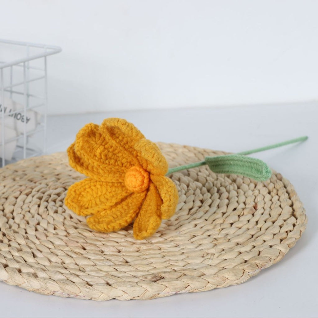 Giftwowo 1PC Handcrafted Cosmos Flower Bouquet – Yarn-Woven Flower Arrangement, Creative Gift & Home Décor, Ready-to-Display Yarn Cosmos