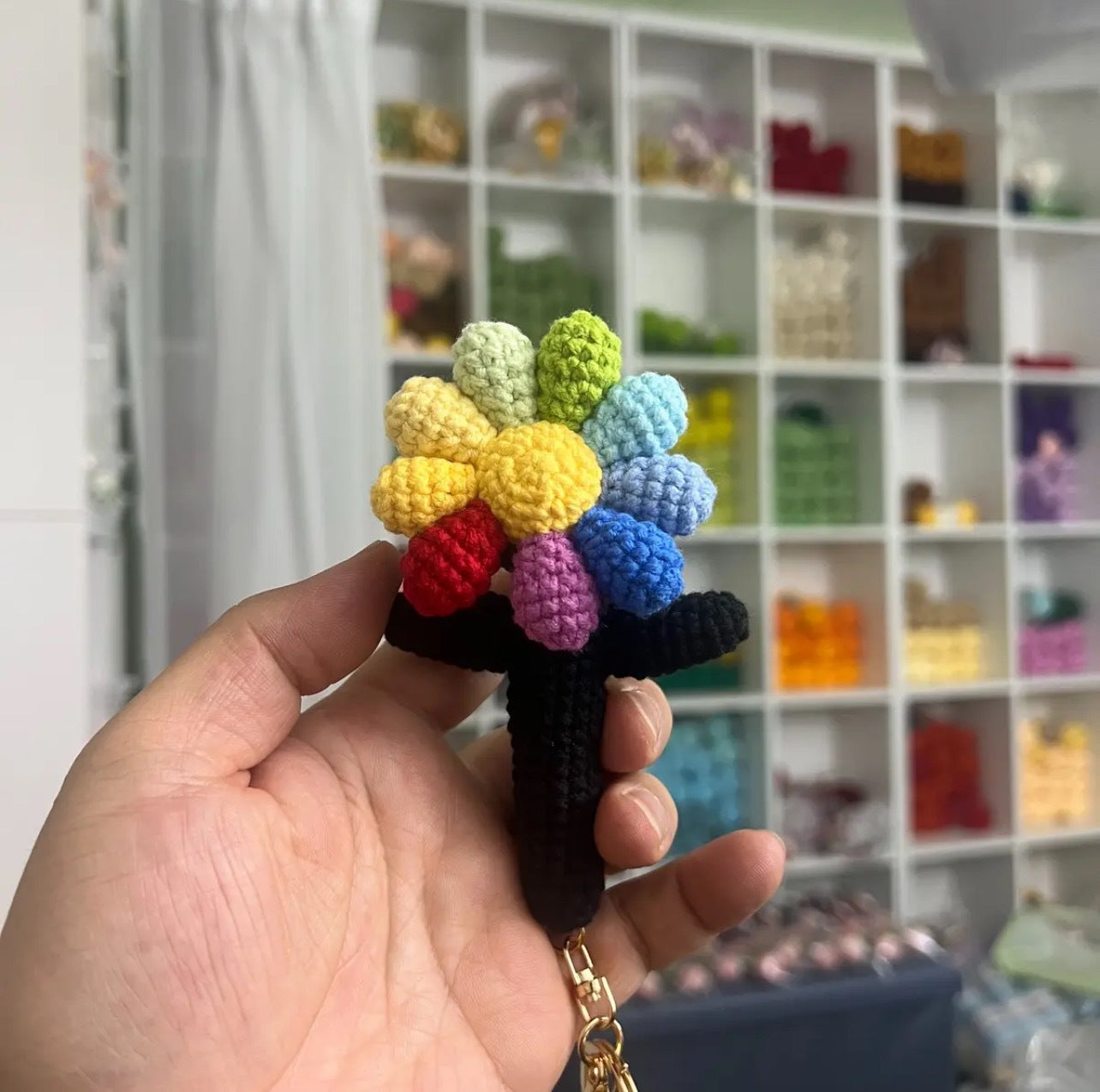 Giftwowo Handmade Crochet GD Small Daisy Yarn Brooch, Flower Bouquet Pom-Pom Ornament, Creative Support Stick Craft