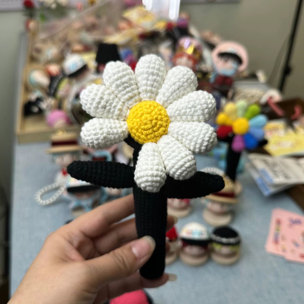 Giftwowo Handmade Crochet GD Small Daisy Yarn Brooch, Flower Bouquet Pom-Pom Ornament, Creative Support Stick Craft