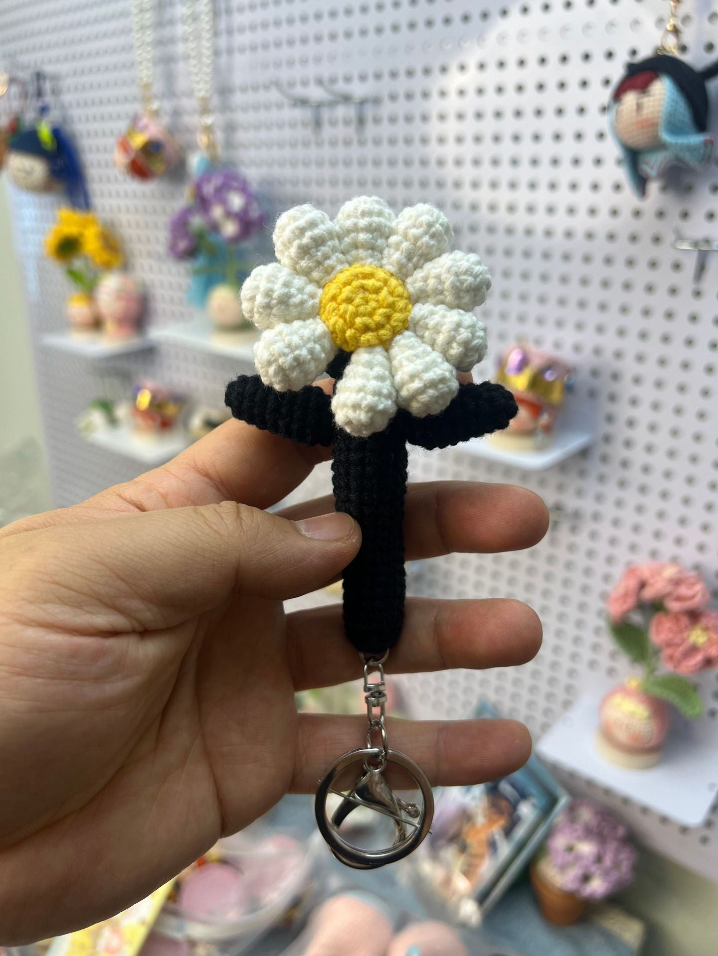 Giftwowo Handmade Crochet GD Small Daisy Yarn Brooch, Flower Bouquet Pom-Pom Ornament, Creative Support Stick Craft