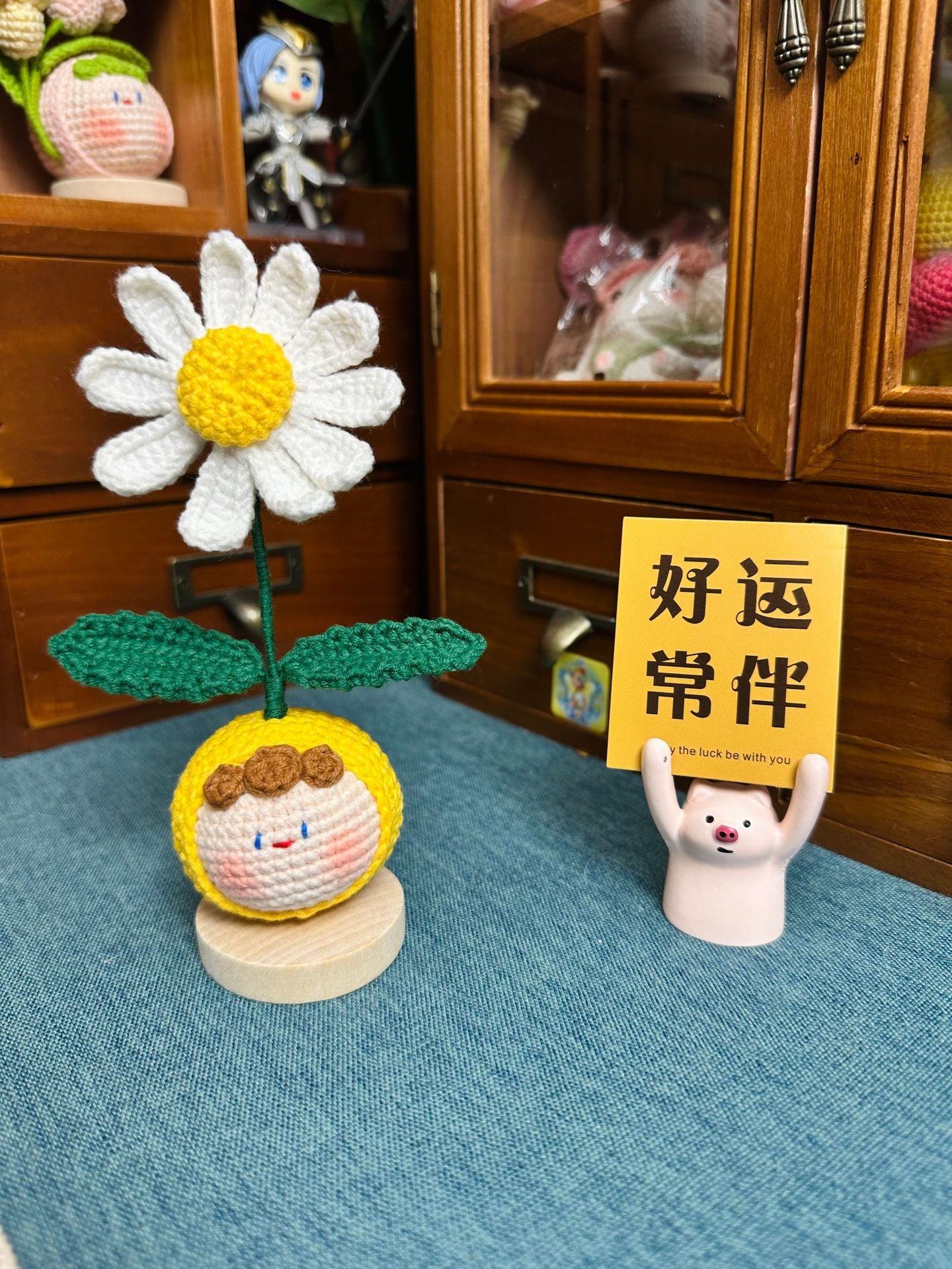 Giftwowo Handmade Crochet GD Small Daisy Yarn Brooch, Flower Bouquet Pom-Pom Ornament, Creative Support Stick Craft