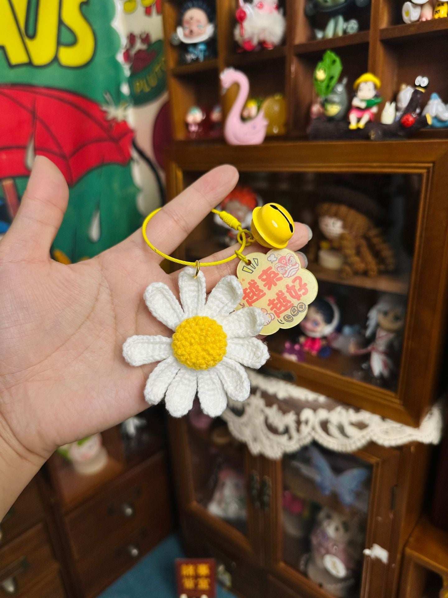 Giftwowo Handmade Crochet GD Small Daisy Yarn Brooch, Flower Bouquet Pom-Pom Ornament, Creative Support Stick Craft