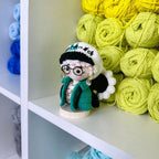 Giftwowo Handmade Yarn Crochet Chick Plush Doll with Tokyo Beret & Daisy – GD Character Inspired Figurine, Knitted Ornament Collectible